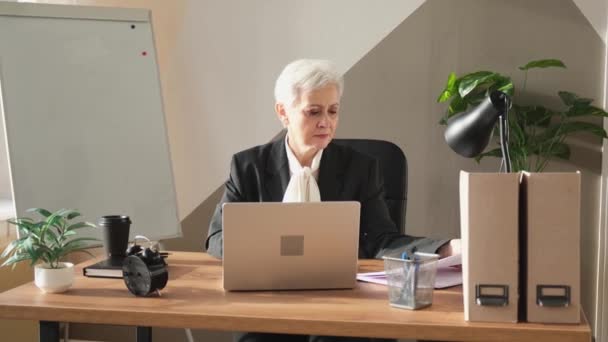 Уверенная Себе Стильная Европейская Старшая Женщина Средних Лет Читающая Статистику — стоковое видео