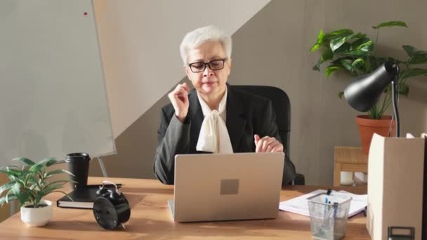 Confiant Élégant Européen Âge Moyen Senior Femme Lisant Les Statistiques — Video