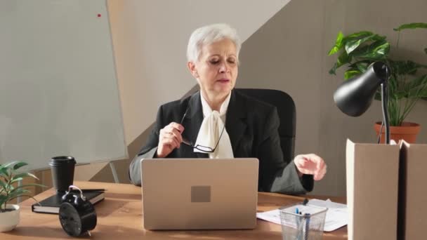 財務報告書の統計を読んでスタイリッシュなヨーロッパの中年の高齢女性を自信を持って オフィスでスタイリッシュな古い成熟した60年代グレーの髪の女性ビジネス女性 ボス先生 — ストック動画