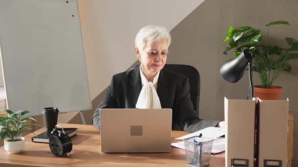 Självsäker Snygg Europeisk Medelålders Äldre Kvinna Läser Ekonomisk Rapport Dokumentationsstatistik — Stockvideo