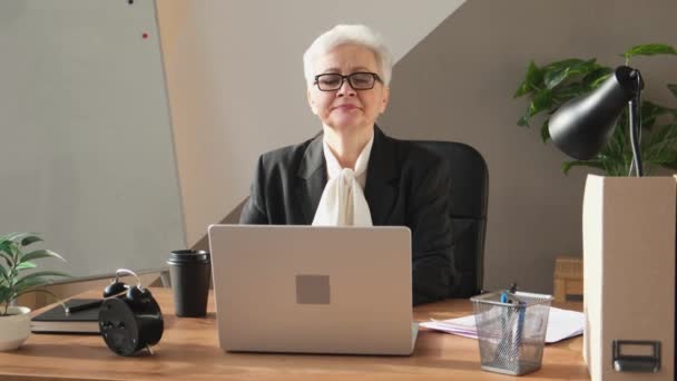 Medelålders Senior Kvinnlig Chef Ledare Diskutera Ekonomisk Rapport Dokument Statistik — Stockvideo