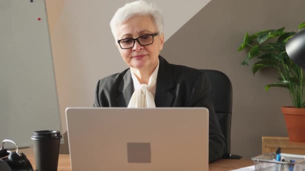 Középkorú Vezető Női Főnök Megbeszélése Csapattal Online Találkozón Idősebb Érett — Stock videók