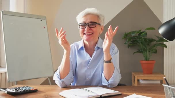 Medelålders Ledande Kvinnlig Chef Diskuterar Med Laget Onlinemöte Äldre Mogna — Stockvideo