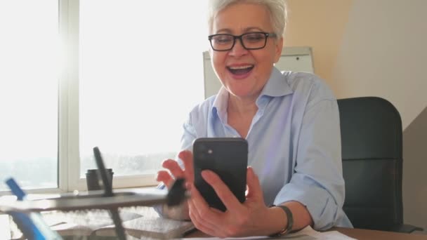 Mulher Idosa Meia Idade Confiante Vencedor Eufórico Com Smartphone Senhora — Vídeo de Stock