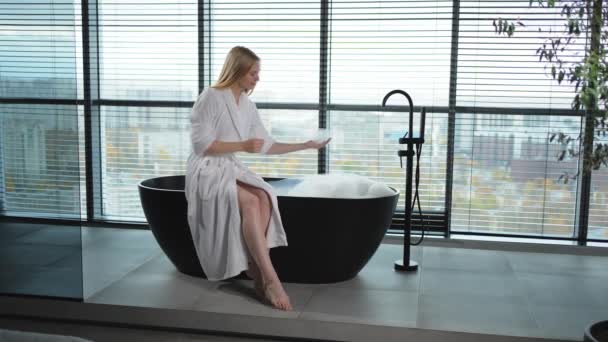 Relajación Spa Mujer Joven Albornoz Spa Sentada Baño Con Espuma — Vídeo de stock
