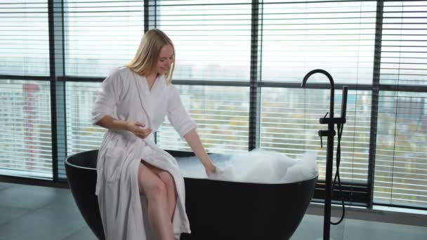 Relajación Spa Mujer Joven Albornoz Spa Sentada Baño Con Espuma — Vídeos de Stock