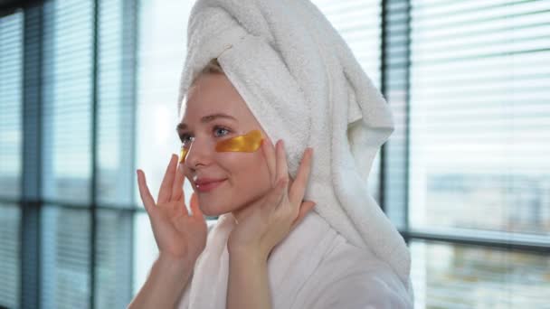 Tratamiento Belleza Del Parche Ocular Mujer Con Almohadillas Colágeno Debajo — Vídeo de stock