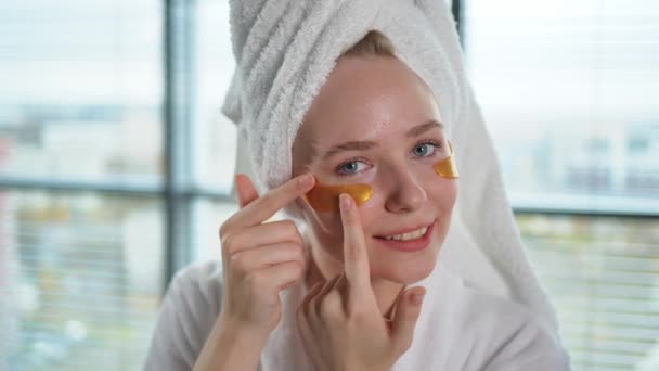 Tratamiento Belleza Del Parche Ocular Mujer Con Almohadillas Colágeno Debajo — Vídeos de Stock