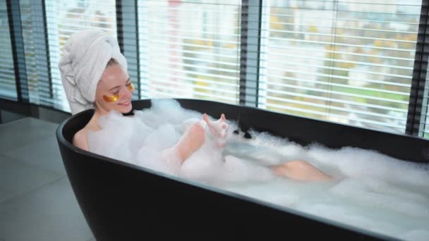 Spa Rahatlaması Köpük Köpükleriyle Banyoda Yatan Genç Bir Kadın Kız — Stok video