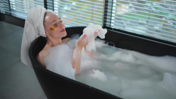Отдых Молодая Женщина Лежит Ванне Пенными Пузырями Девушка Отдыхает Ванной — стоковое видео
