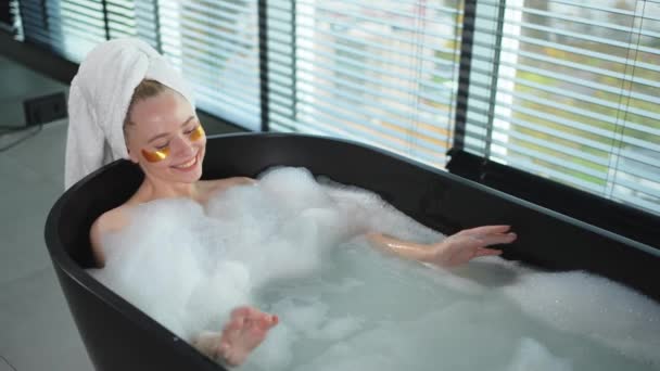 Relaxamento Spa Jovem Deitada Banho Com Bolhas Espuma Menina Relaxante — Vídeo de Stock