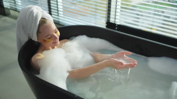 Spa Rahatlaması Köpük Köpükleriyle Banyoda Yatan Genç Bir Kadın Kız — Stok video