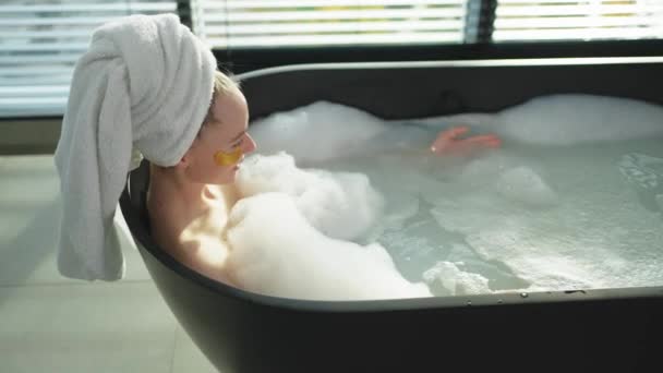 Relajación Spa Mujer Joven Acostada Baño Con Burbujas Espuma Chica — Vídeo de stock