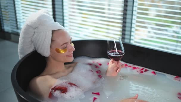 Relax Termale Donna Sdraiata Bagno Con Bicchiere Contenimento Con Vino — Video Stock