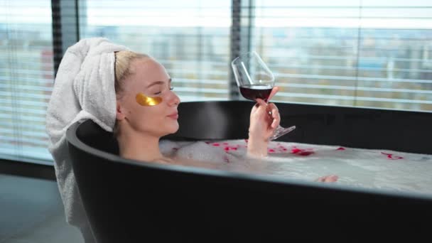 Spa Ontspanning Vrouw Bad Met Glas Met Rode Wijn Meisje — Stockvideo