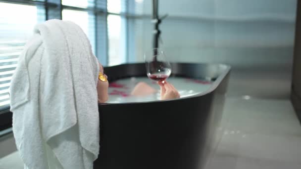 Χαλάρωση Γυναίκα Ξαπλωμένη Στο Μπάνιο Κρατώντας Ποτήρι Κόκκινο Κρασί Κορίτσι — Αρχείο Βίντεο