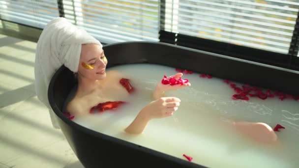 Relajación Spa Mujer Acostada Baño Con Pétalos Rosas Rojas Chica — Vídeos de Stock