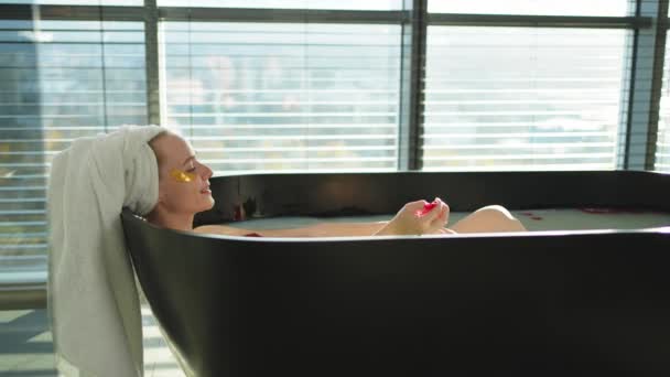 Wellness Entspannung Frau Liegt Badewanne Mit Roten Rosenblättern Mädchen Entspannen — Stockvideo