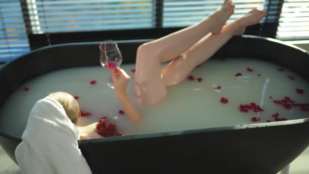 Отдых Женщина Лежит Ванной Бокалом Красного Вина Девушка Отдыхает Ванной — стоковое видео