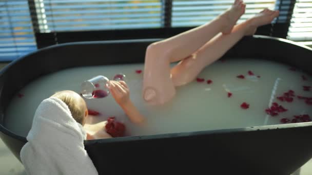 Отдых Женщина Лежит Ванной Бокалом Красного Вина Девушка Отдыхает Ванной — стоковое видео