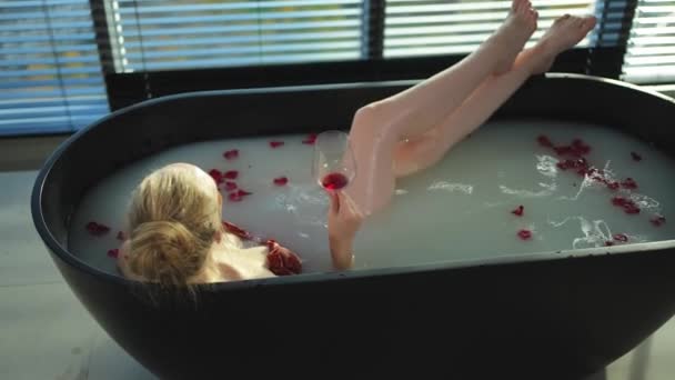 Spa Rahatlaması Elinde Kırmızı Şarapla Elinde Bardakla Banyoda Yatan Bir — Stok video
