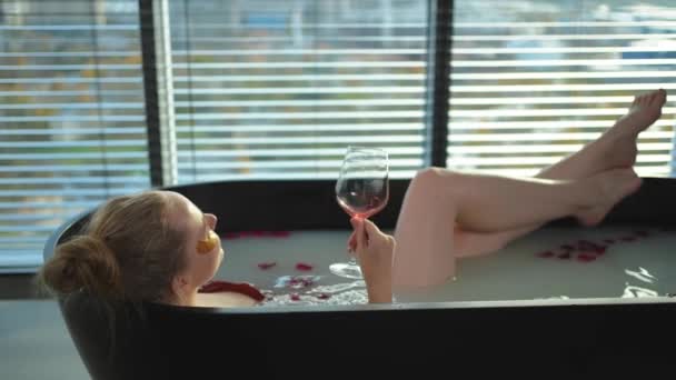 Spa Rahatlaması Elinde Kırmızı Şarapla Elinde Bardakla Banyoda Yatan Bir — Stok video