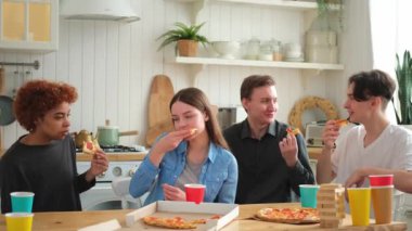 Ev partisi. Ev partisi için pizza sipariş eden aşırı neşeli arkadaşlar. Mutlu grup karışık ırk gençleri birlikte boş zaman geçirmenin keyfini çıkarıyorlar birlikte eğleniyorlar gülüyorlar şakalaşarak iletişim kuruyorlar
