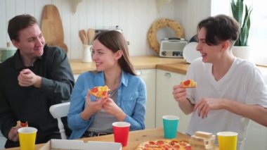 Ev partisi. Ev partisi için pizza sipariş eden aşırı neşeli arkadaşlar. Mutlu grup karışık ırk gençleri birlikte boş zaman geçirmenin keyfini çıkarıyorlar birlikte eğleniyorlar gülüyorlar şakalaşarak iletişim kuruyorlar