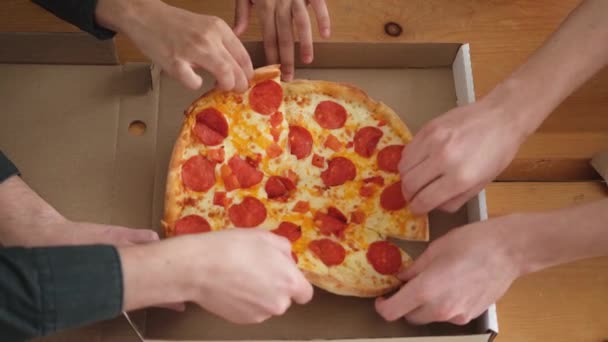 家里的派对从送食品的打开的盒子里取出披萨片的男性女性的最佳照片 一群饥肠辘辘的朋友共进午餐点了辣香肠披萨 食物披萨派递 — 图库视频影像