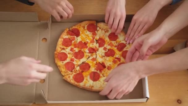 Πάρτι Top View Αρσενικά Γυναικεία Χέρια Λαμβάνοντας Φέτες Πίτσα Από — Αρχείο Βίντεο
