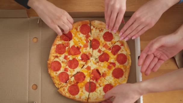 Partisi Üst Düzey Erkek Eller Pizza Kutusundan Pizza Dilimleri Alıyor — Stok video