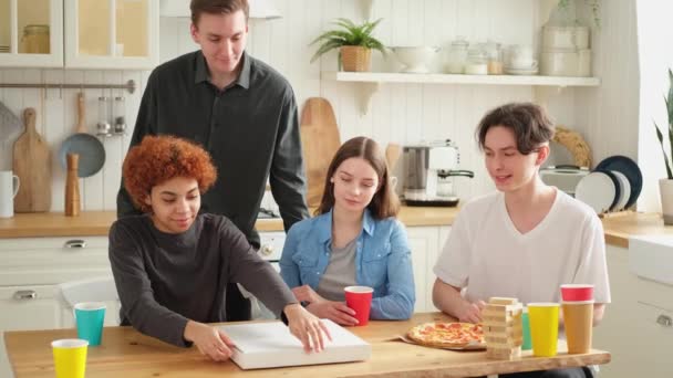 Partisi Partisi Için Pizza Sipariş Eden Aşırı Neşeli Arkadaşlar Mutlu — Stok video