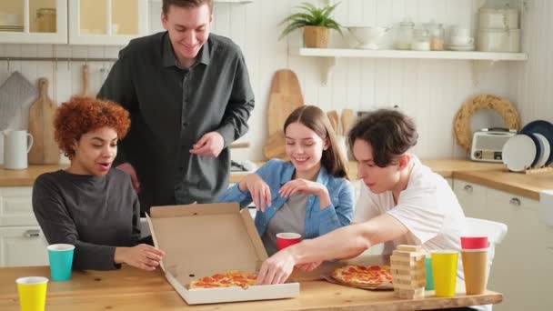 Domowe Przyjęcie Zróżnicowani Przyjaciele Jedzący Zamówioną Pizzę Domową Imprezę Happy — Wideo stockowe