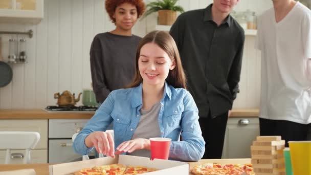 Festa Casa Diversos Amigos Alegres Comendo Pizza Encomendada Para Festa — Vídeo de Stock