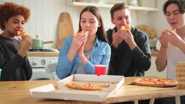 Petrecere Acasă Diferiți Prieteni Care Mănâncă Pizza Comandată Pentru Petrecerea — Videoclip de stoc