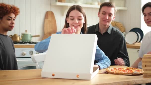 Thuis Feestje Genieten Van Diverse Vrienden Eten Bestelde Pizza Voor — Stockvideo