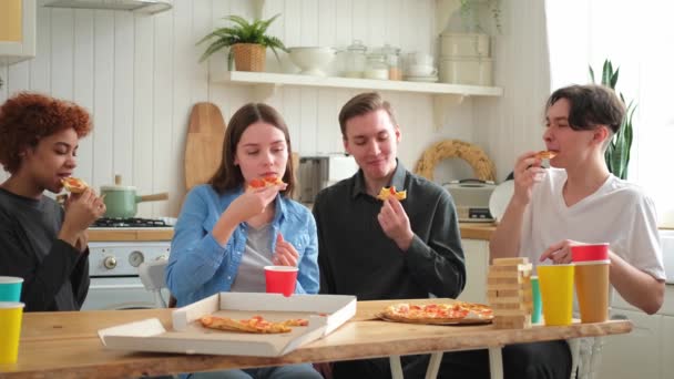 Petrecere Acasă Diferiți Prieteni Care Mănâncă Pizza Comandată Pentru Petrecerea — Videoclip de stoc