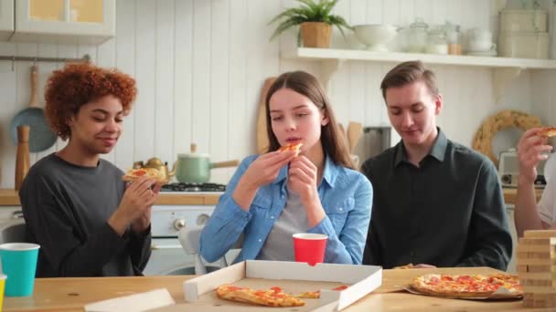 Maison Heureux Divers Amis Manger Une Pizza Commandée Pour Fête — Video