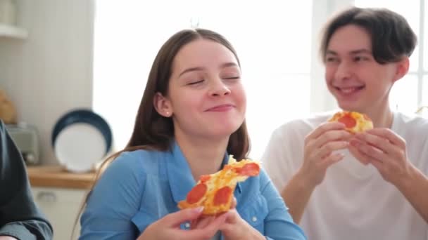 Heimatfest Überglücklich Essen Diverse Freunde Bestellte Pizza Für Die Heimparty — Stockvideo