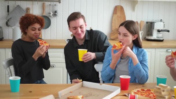 家里的派对喜形于色的朋友们在家里的聚会上吃着点菜披萨 快乐的团体混合种族的年轻朋友们一起享受周末的自由 开心地笑着与人交流 — 图库视频影像