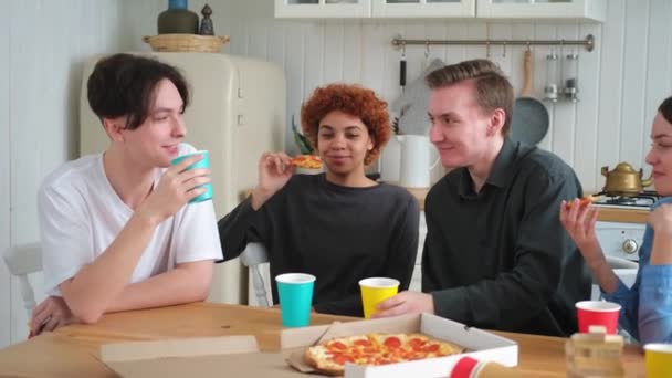 Partisi Arkadaşlar Birlikte Vakit Geçirip Gülerek Evde Iletişim Kurarak Eğleniyorlar — Stok video