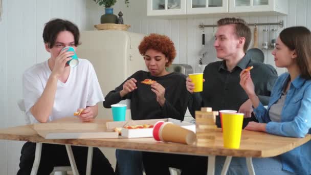 Домашня Вечірка Друзі Проводять Час Разом Розважаючись Сміючись Спілкуючись Вдома — стокове відео
