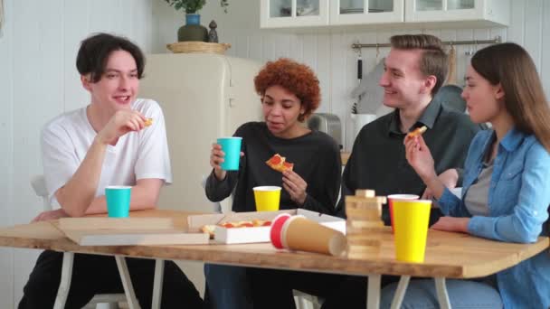 Domowe Przyjęcie Przyjaciele Spędzają Razem Czas Śmiejąc Się Komunikacji Domu — Wideo stockowe