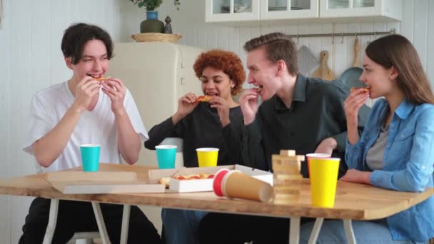 Домашня Вечірка Друзі Проводять Час Разом Розважаючись Сміючись Спілкуючись Вдома — стокове відео