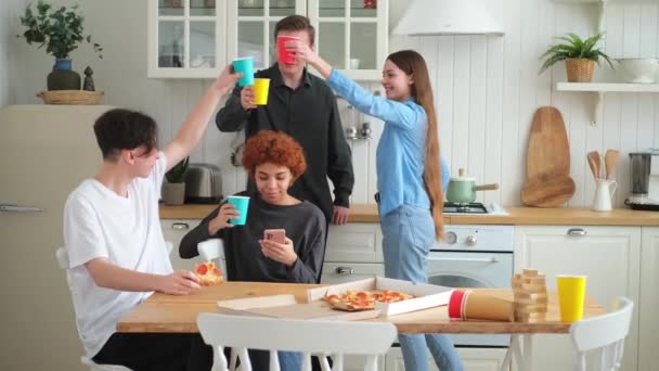 Partisi Arkadaşlar Birlikte Vakit Geçirip Gülerek Evde Iletişim Kurarak Eğleniyorlar — Stok video