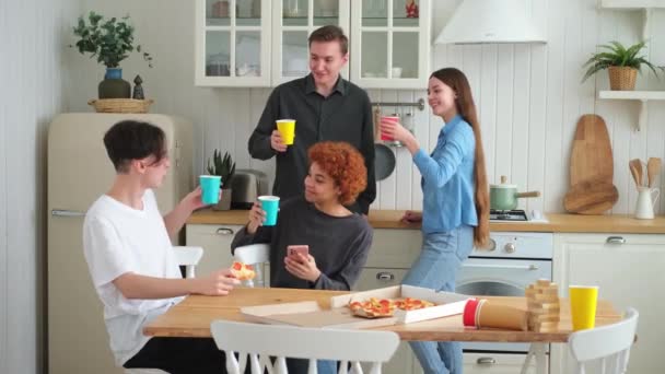 Házibuli Barátok Együtt Töltik Időt Nevetnek Miközben Otthon Kommunikálnak Boldog — Stock videók