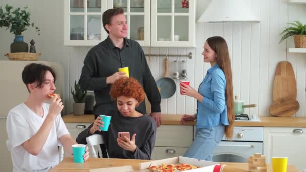 Házibuli Barátok Együtt Töltik Időt Nevetnek Miközben Otthon Kommunikálnak Boldog — Stock videók