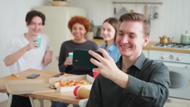 Keyfinize Bakın Mutlu Arkadaş Grubu Selfie Çekiyor Partide Arkadaşlarının Fotoğrafını — Stok video
