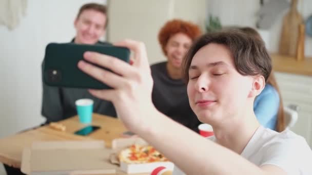Zdrówko Szczęśliwa Grupa Przyjaciół Robi Selfie Facet Robi Zdjęcia Przyjaciołom — Wideo stockowe