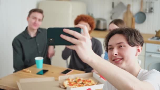 Zdrówko Szczęśliwa Grupa Przyjaciół Robi Selfie Facet Robi Zdjęcia Przyjaciołom — Wideo stockowe